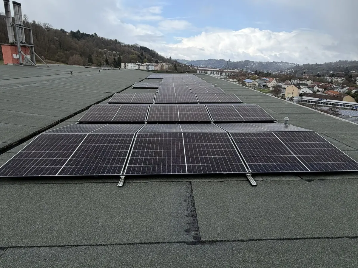 Photovoltaikanlage mit 24,6 kWp von SK-Elektrotechnik in Schwäbisch Gmünd, Flachdach, aufgeständert