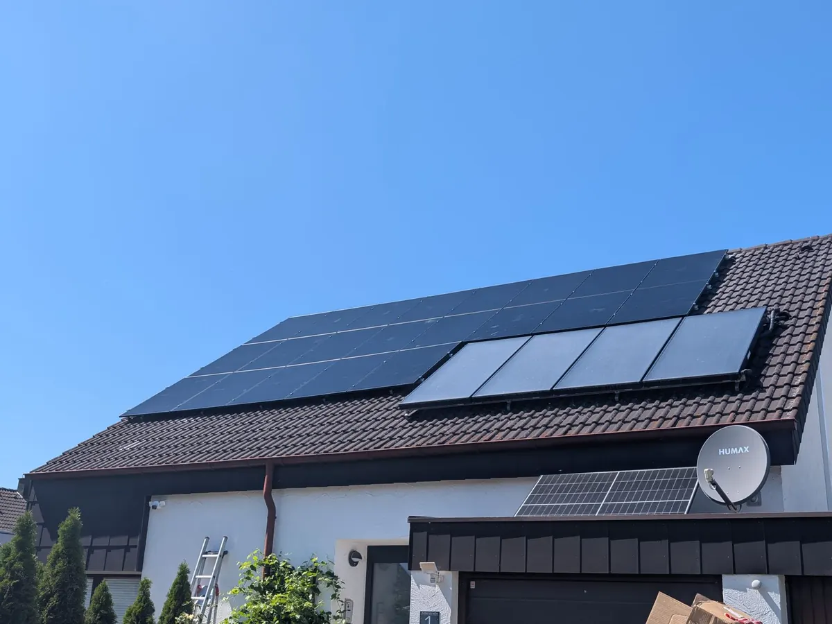 Photovoltaikanlage mit 9,8 kWp von SK-Elektrotechnik in Mutlangen, Satteldach mit Solarthermie