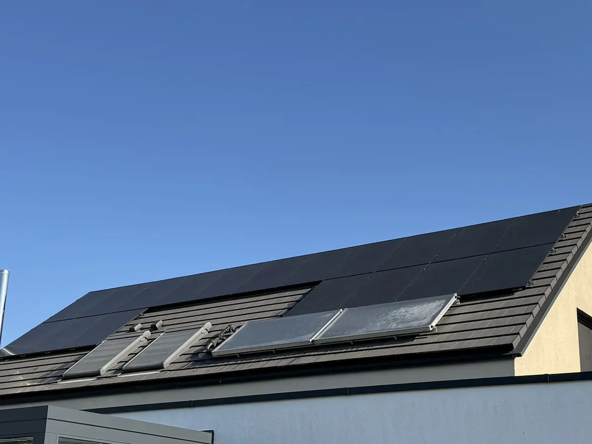 Photovoltaikanlage mit 8,4 kWp von SK-Elektrotechnik in Gmünd-Straßdorf, Satteldach mit Solarthermie