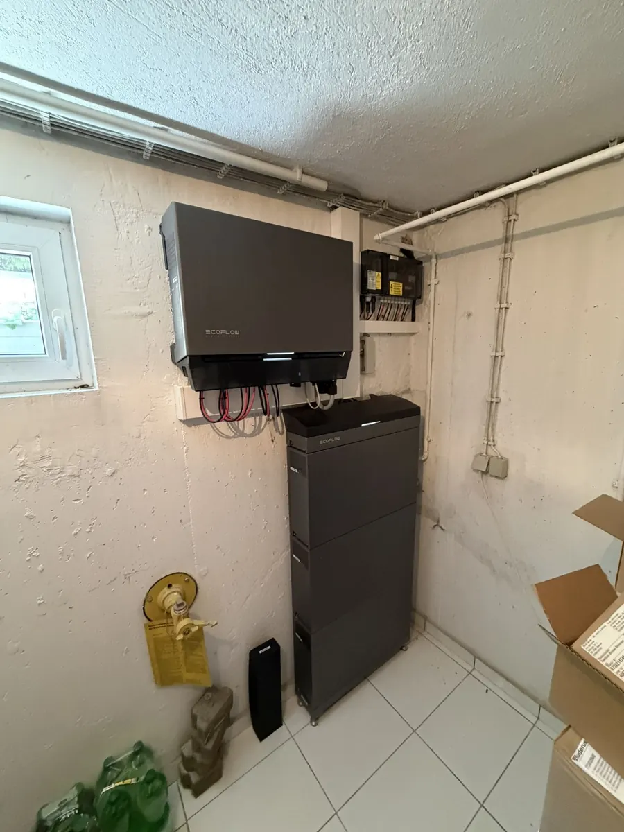 Hybrid-Wechselrichter und Batteriespeicher von EcoFlow, fertig montiert im Hauswirtschaftsraum