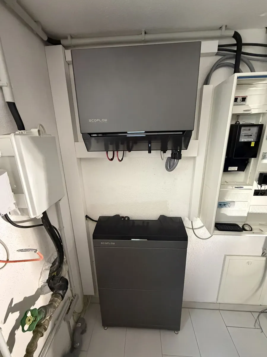 EcoFlow PowerOcean mit Speicher, sauber neben dem Zählerschrank verlegt