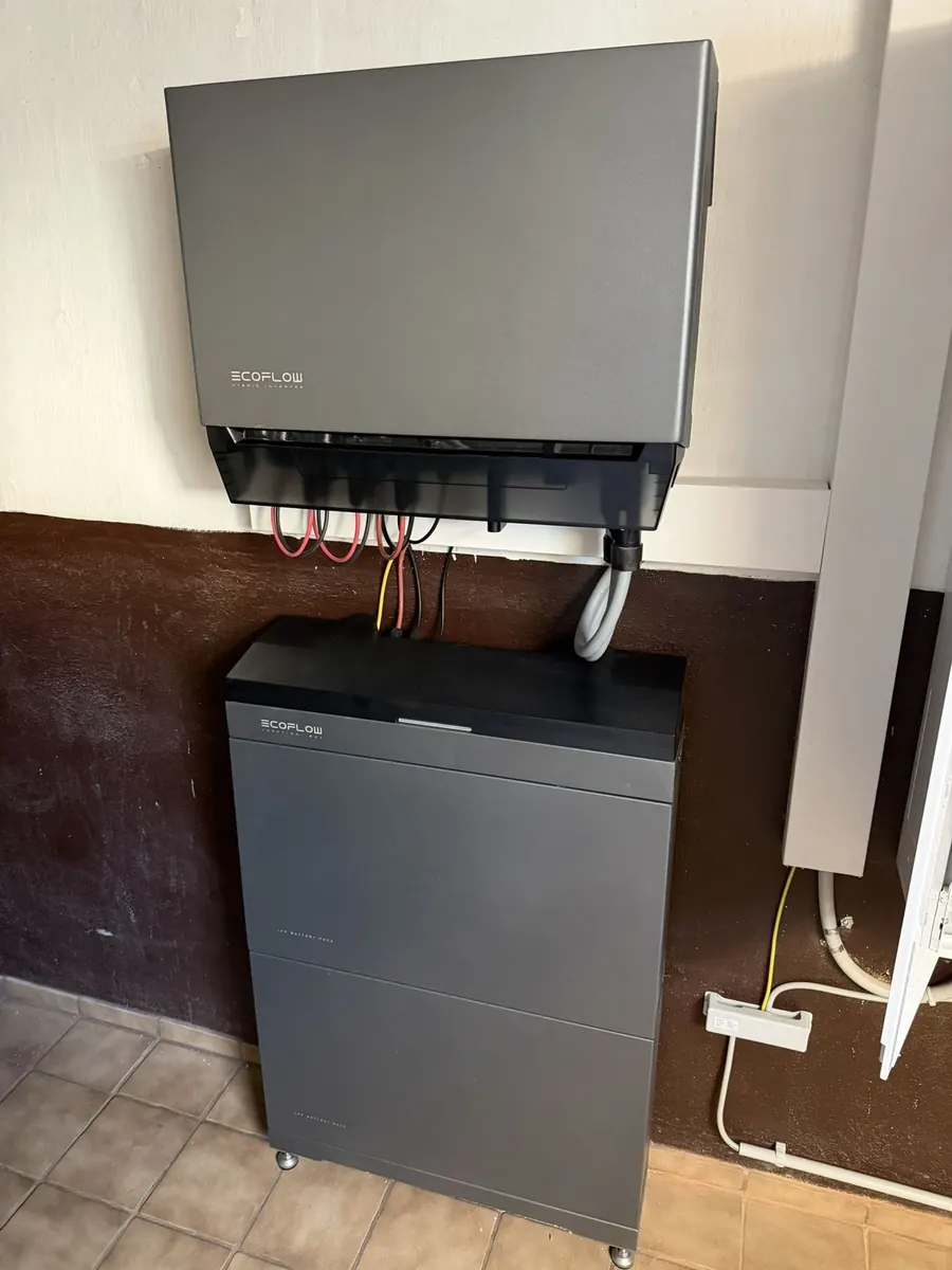 EcoFlow-Wechselrichter mit Speicherturm im Technikraum
